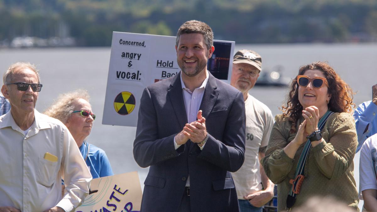 Congressman Ryan applauds as he introduces legislation for clean, air and water for all.